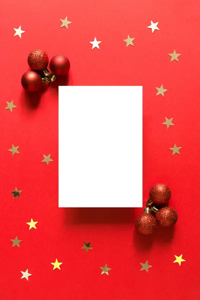 Λευκά Ευχετήρια Κάρτα Σύνθεση Χριστουγέννων Και Πρωτοχρονιάς Χριστουγεννιάτικες Κόκκινες Μπάλες Royalty Free Φωτογραφίες Αρχείου