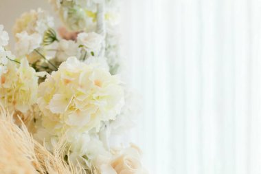 Işık arkaplanındaki güzel çiçek buketinden yapılmış evrensel kompozisyon. Çiçek süsleme. Arka plan için doğal çiçek kenarı