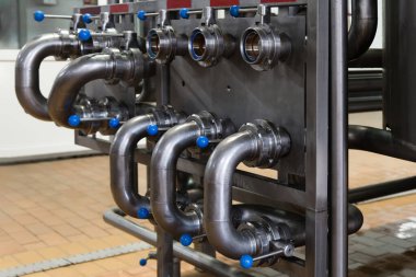 Endüstriyel paslanmaz çelik boru. Metal borular, ekipman tasarımı elementi, süt üretim tesisi.