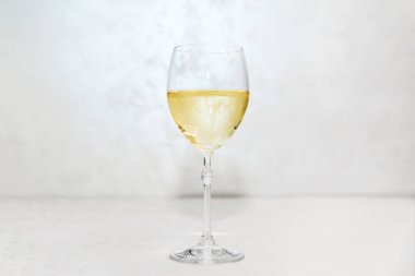 İç taraftaki masada tam bir şarap kadehi. Düğün, doğum günü ya da Noel için şenlik arka planı.