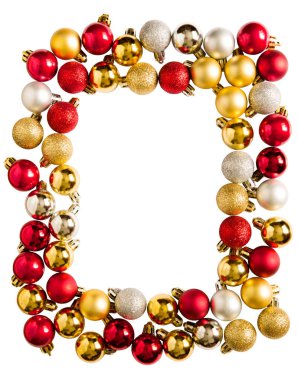 Noel oyuncakları kırmızı, altın ve gümüş toplar beyaz arka plan, dikey çerçeve