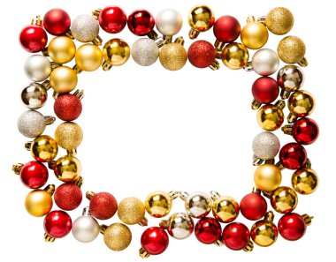 Noel oyuncakları kırmızı, altın ve gümüş toplar beyaz arka plan, yatay çerçeve