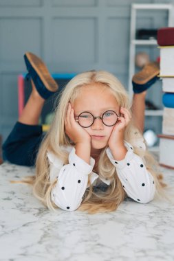 Duygusal olarak aktif, yuvarlak gözlüklü en iyi kız öğrenci okulda, okula ve eğitime geri dönüyor. Ben okumak istemiyorum..