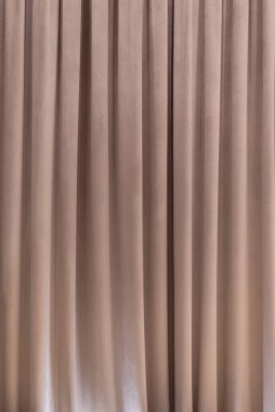 Kahverengi perde düz bir çizgi olarak indi. Metin eklemek için arkaplan, boş alanlar