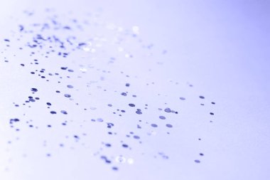 Işıltılı konfetiyle mavi bulanık arkaplan, pastel renk