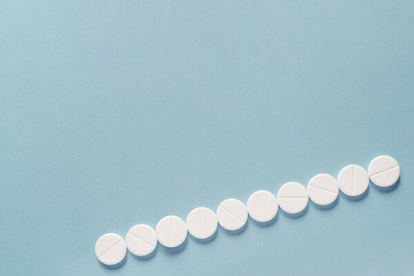 Круглые белые таблетки на синем фоне. Приготовьтесь к специальным предложениям в виде рекламы, веб-фона или других идей. Принято. Пустое место для текста или логотипа
