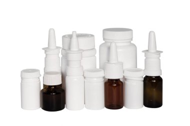 Farklı beyaz ve kahverengi plastik şişe ve tüpleri izole edilmiş beyaz arka plana yerleştir. İlaç şişesi, maket..