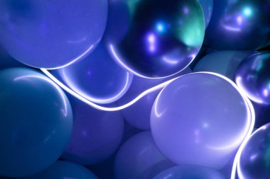 Neon kurdeleli mavi balon, arkaplan şablonu kopyalama alanı ile