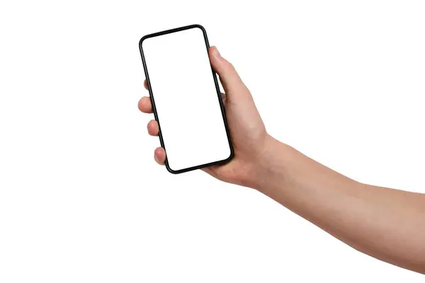 Beyaz arka planda izole edilmiş, boş ekranlı akıllı telefonu tutan bir erkek.