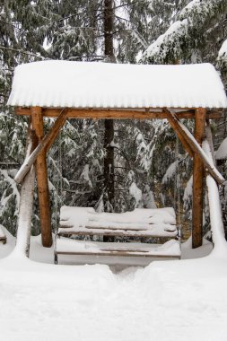 Kış parkında sallan, Bench kar yığınlarında sallan