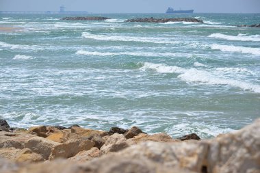 Okyanus dalgaları kayalıklara çarpıyor, gündüz vakti, hiç kimse