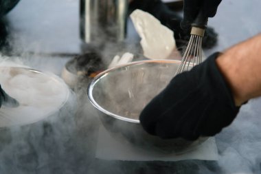 Aşçıbaşı dondurma yapıyor. Sıvı nitrojen ekliyor. Dondurma tatlısı yapma süreci.