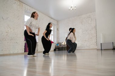 Dans stüdyosu sınıfında grup dersi, modern enerjik dans. Dans eden kızlar.