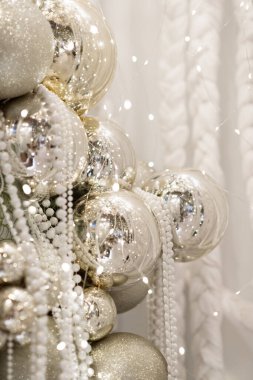 Güzel gümüş ve beyaz noel baloları ve dekorasyonlar, yakın görüş