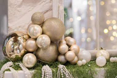 Güzel gümüş ve beyaz noel baloları ve dekorasyonlar, yakın görüş