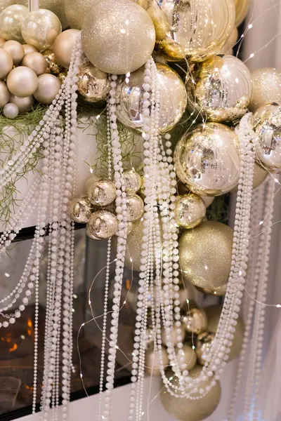 Güzel gümüş ve beyaz noel baloları ve dekorasyonlar, yakın görüş