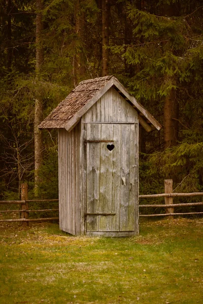 Drewniana Toaleta Pobliżu Lasu — Zdjęcie stockowe