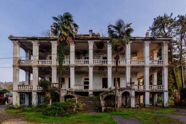 Sarmaşık tarafından büyütülmüş terk edilmiş eski bir malikane. Eski Fesenkova Malikânesi, Georgia