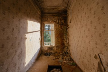 Eski unutulmuş terk edilmiş ev iç.