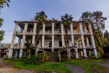 Sarmaşık tarafından büyütülmüş terk edilmiş eski bir malikane. Eski Fesenkova Malikânesi, Georgia