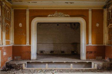 Eski terk edilmiş tiyatro salonu..