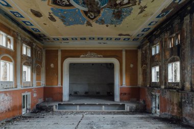 Eski terk edilmiş sahne tiyatrosu ya da sinema salonu.