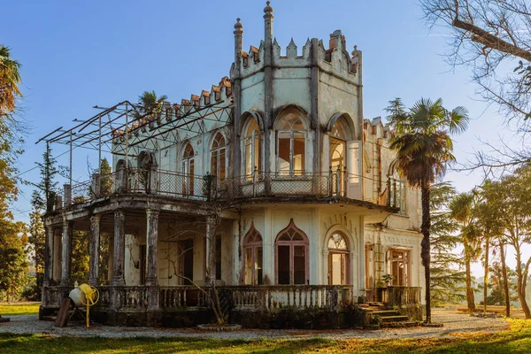 Gotik tarzda terk edilmiş eski bir villa. Eski general Zelensky malikanesi, Tsikhisdziri, Adjara, Georgia.