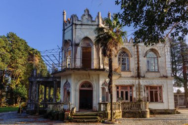 Gotik tarzda terk edilmiş eski bir villa. Eski general Zelensky malikanesi, Tsikhisdziri, Adjara, Georgia.