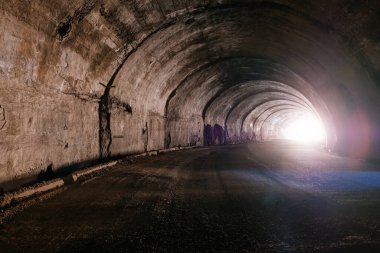 Dağın içindeki eski yeraltı tüneli. Tünelin sonundaki ışık.