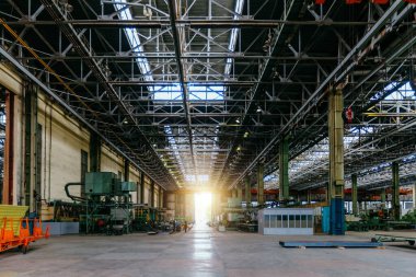 Ağır makine mühendisliği üretim hattı. Geniş çalışma alanının içi.