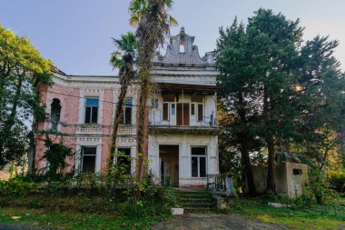 Terk edilmiş eski villa. Eski general Pomorsky malikanesi Tsikhisdziri, Adjara, Georgia.