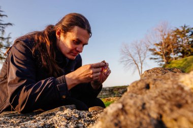Bir arkeoloğun elindeki eski kil parçaları..