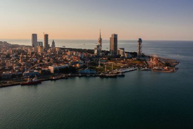 Batum Şehri gün batımında, insansız hava aracı görüntüsü.