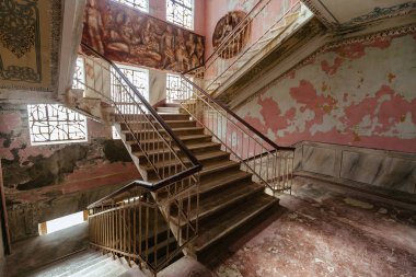 Terk edilmiş eski konak ya da tiyatronun içi.