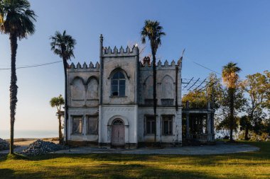 Gotik tarzda terk edilmiş eski bir villa. Eski general Zelensky malikanesi, Tsikhisdziri, Adjara, Georgia.