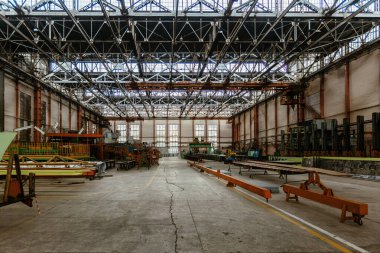 Ağır makine mühendisliği üretim hattı. Geniş çalışma alanının içi.