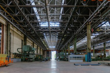 Ağır makine mühendisliği üretim hattı. Geniş çalışma alanının içi.