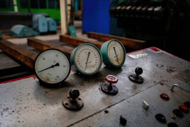 Control panel with buttons and pressure gauge.