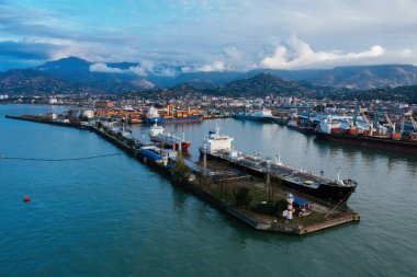 LPG, petrol ya da kimyasal üretimi olan bir gemi tankeri. Limanda tanker yükleme işlemi, insansız hava aracı görüntüsü.
