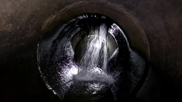 Fuga Agua Túnel Alcantarillado Redondo — Vídeo de stock