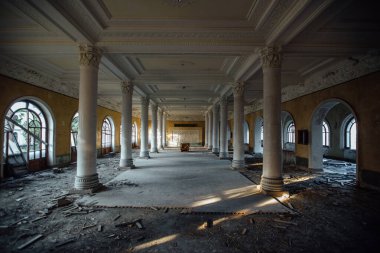 Eski terk edilmiş malikanede sütunları olan büyük bir salon..