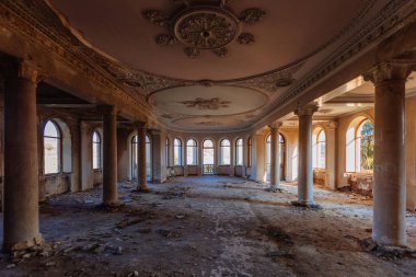 Eski terk edilmiş malikanede sütunları olan büyük bir salon..
