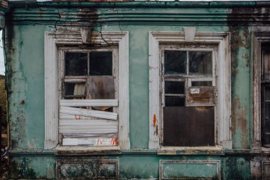 Terk edilmiş evin pencereleri tahtalı.
