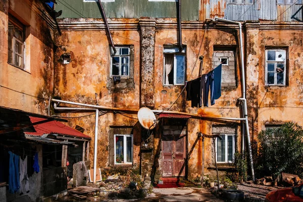 Staré Ošuntělé Domy Chudinské Čtvrti — Stock fotografie