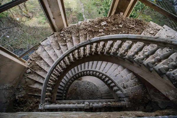 Вид Зверху Старі Старовинні Прикрашені Спіральні Сходи Покинутому Особняку — стокове фото