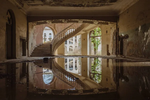 Старий Затоплений Покинутий Особняк Спіральними Сходами Відображення Води — стокове фото