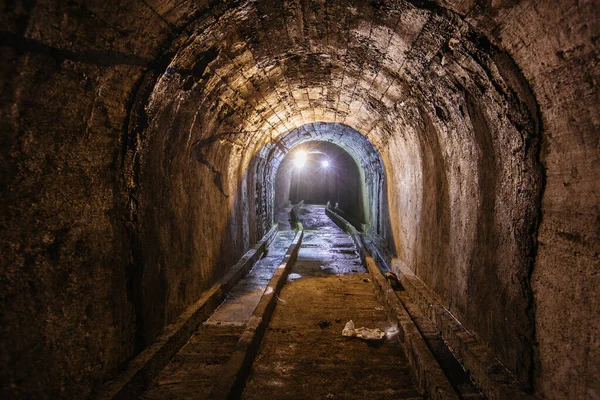 Klenutý Tunel Betonovými Zdmi Starém Opuštěném Bunkru Dole Kanalizaci Metru — Stock fotografie