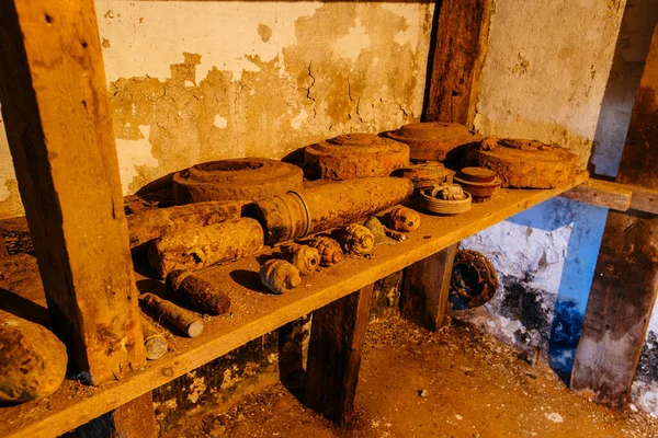 Stara Zardzewiała Amunicja Pociski Czołgowe Miny Granaty Wykopane Rozbrojeniu — Zdjęcie stockowe