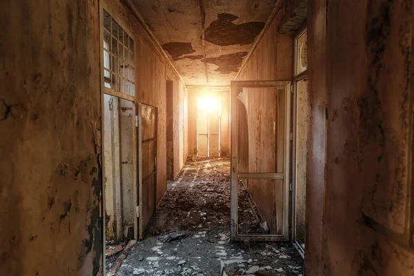 古い腐った放棄された建物の暗い汚い廊下 — ストック写真
