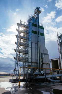 Modern tarım tahıl kurutma kompleksi.